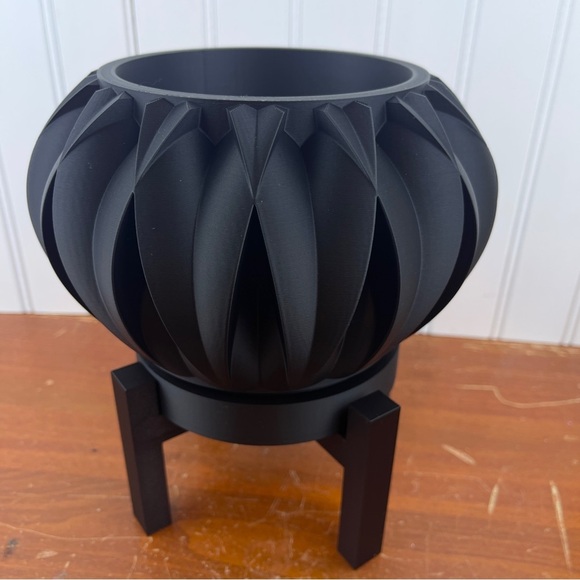 Halden Planter Pot, Indoor Planter w/ Drainage Hole and Drip Tray - Picture 5 of 10